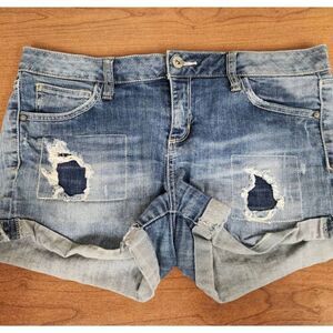 Arizona 11 blue denim shorts with cuffed hem. Measures approx 32 waist, 2.5 inse